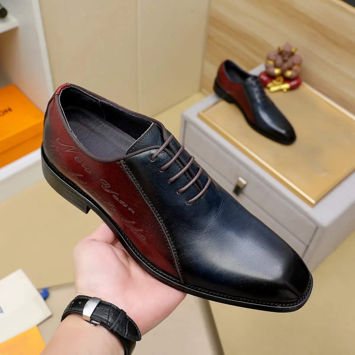 Men's shoes 💰620 💰 Louis Vuitton LV ® Autumn and Winter 🆕 models 🔛Full shoe counter First layer cowhide, 🐂leather lined casual shoes for men, super soft outsole, essential for driving. Counter synchronized original first layer cowhide completely 1:1 mold customization 🌹Top version, 2 colors available! Number: 38-45 (37.46. Customized)